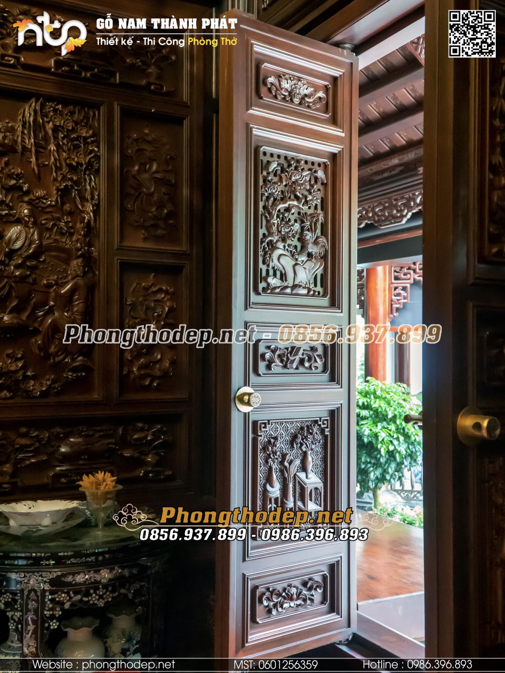 Cửa gỗ nhà thờ được làm từ gỗ lim đục tay thủ công tinh kỹ